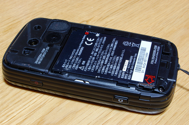 Un celular con batería de litio - Kimishowota | Flickr (CC)