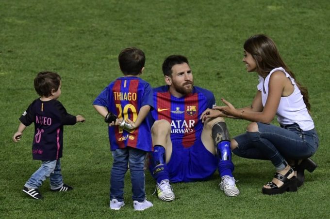 Messi junto a sus hijos y su pronto a ser esposa - AFP PHOTO | JAVIER SORIANO