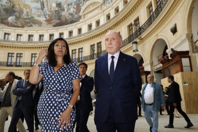 Francois Pinault junto a la alcaldesa de París Anne Hidalgo recorriendo el edificio de la Bolsa de Comercio, que en 2019 será el nuevo musero de arte moderno - PATRICK KOVARIK | AFP PHOTO