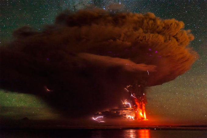 Volcán Calbuco en erupción - 'Destellos Púpuras | Eduardo Minte