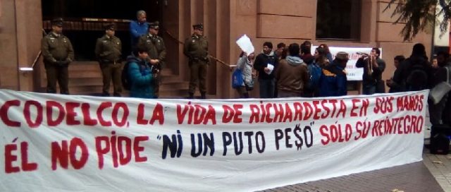 Manifestación a favor de Richard Bobadilla en oficina de Codelco en Santiago.
