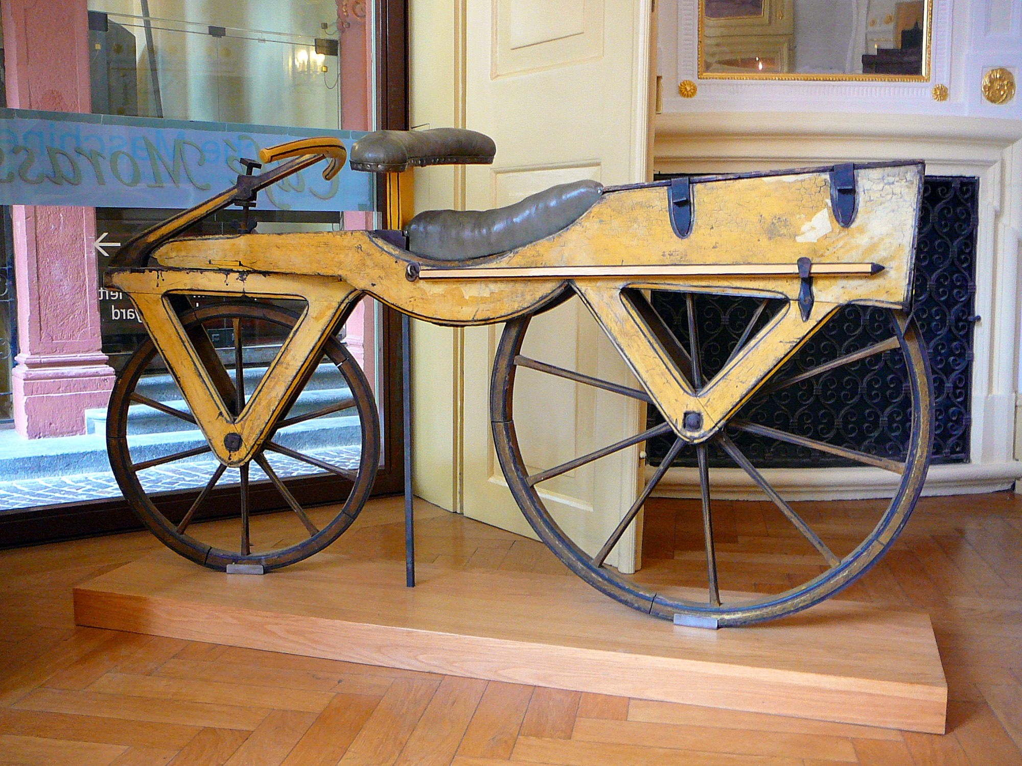La draisiana fue  el primer vehículo de dos ruedas dispuestas en línea