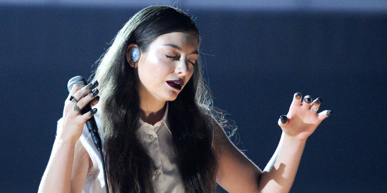 gallery-1496140583-lorde-2014-grammy-awards-black-nails