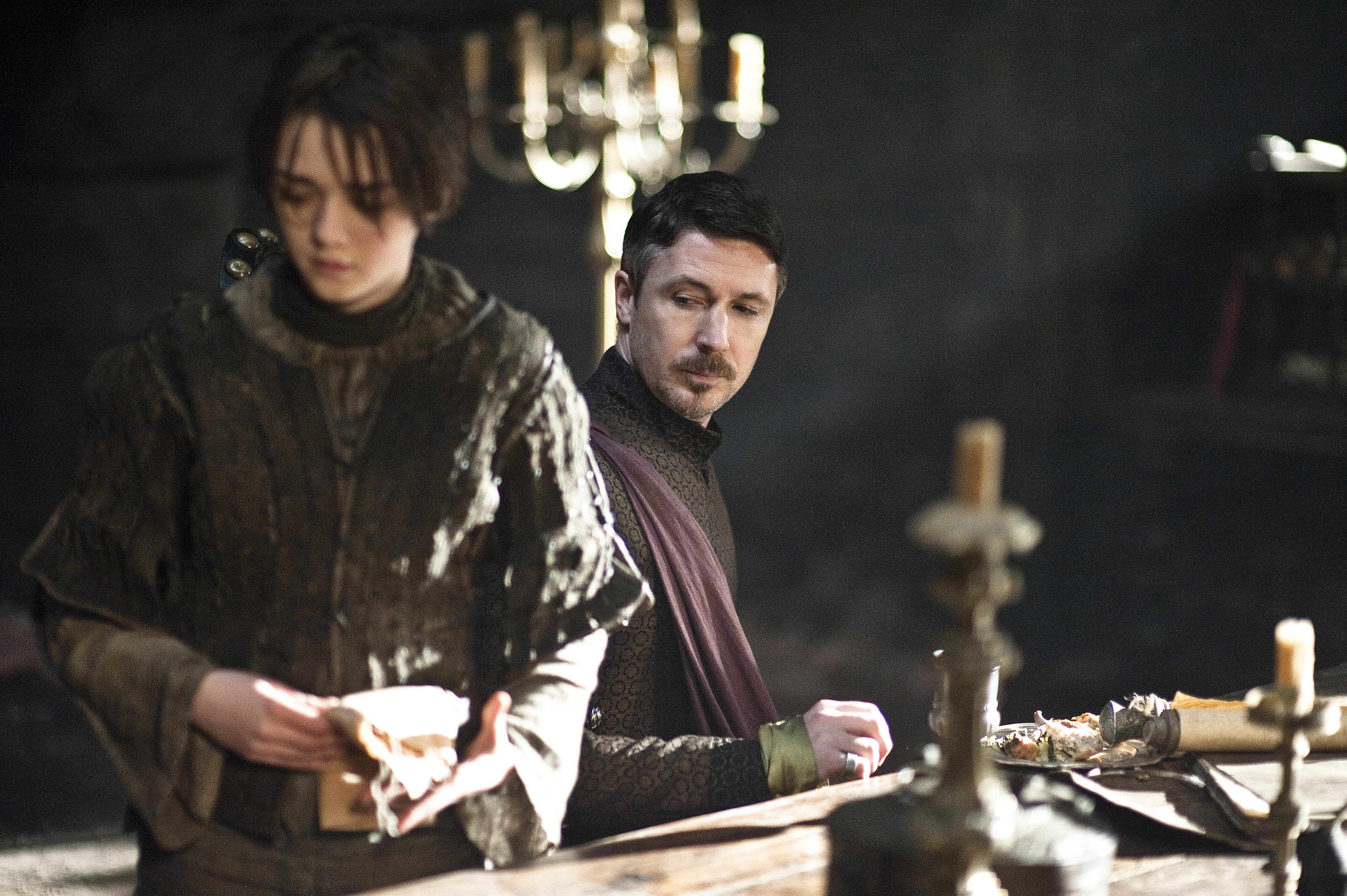 Arya y Littlefinger en segunda temporada de "Game of Thrones"