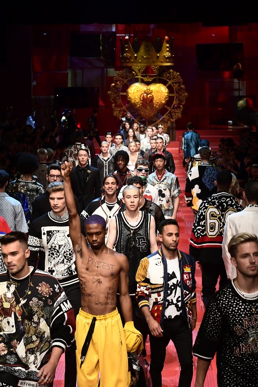 Raury protesta en pasalera de Dolce & Gabbana | Miguel Medina | AFP