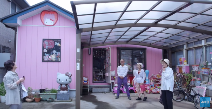 Fachada de la casa donde se albergan los más de 5 mil objetos de Hello Kitty - AFP | Youtube