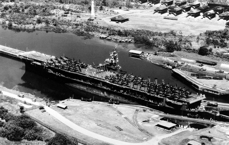 Portaaviones USS Ranger atraviesa en canal de Panamá | Wikimedia Commons