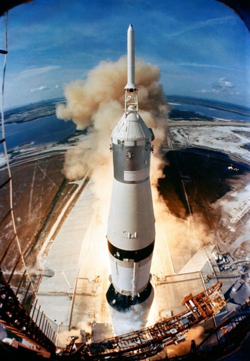 El 16 de julio de 1969, el cohete Saturn V de 110 metros de altura realiza su lanzamiento en la misión Apollo 11.