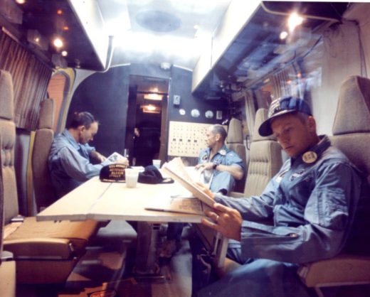 Michael Collins, Edwin E. Aldrin Jr. y Neil Armstrong se relajan, después de la exitosa misión lunar, en la Instalación Móvil de Cuarentena.