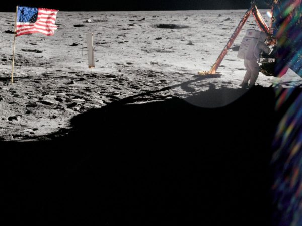 Como comandante de Apollo 11, Armstrong fue quien tomó la mayoría de las fotografías durante la caminata lunar. Sin embargo, esta extraña toma fue capturada por Buzz Aldrin, la cual muestra a Armstrong trabajando cerca del módulo lunar Eagle.