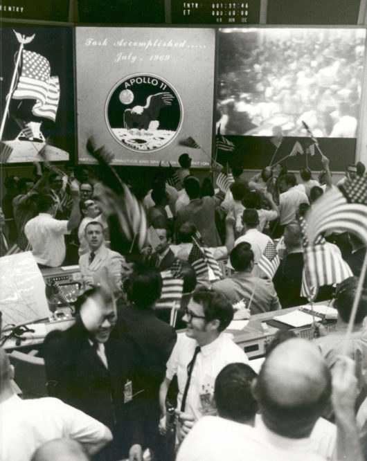 Los encargados de los controles de vuelo celebran el éxito de la misión lunar Apollo 11 en el Centro de Control de Misiones. Hace 4 días, Armstrong y Aldrin habían aterrizado en la Luna.