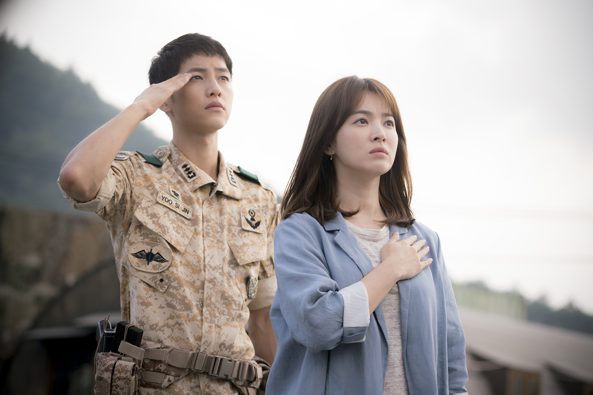 Song Joong Ki (izquierda) y Song Hye Kyo (derecha) en "Descendants of the Sun" (2016)