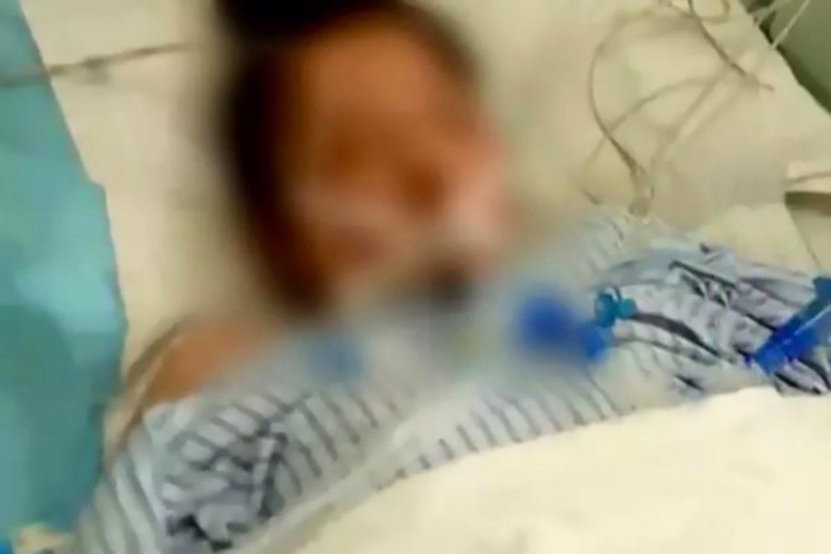 La adolescente durante su estadía en el hospital | AsiaWire