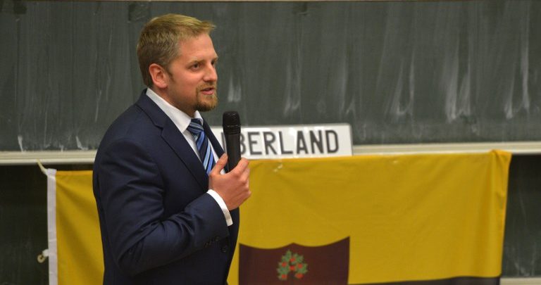 Vit Jedlicka, fundador de Liberland. Al fondo de ve la "bandera" del país | Michal Cizek | AFP