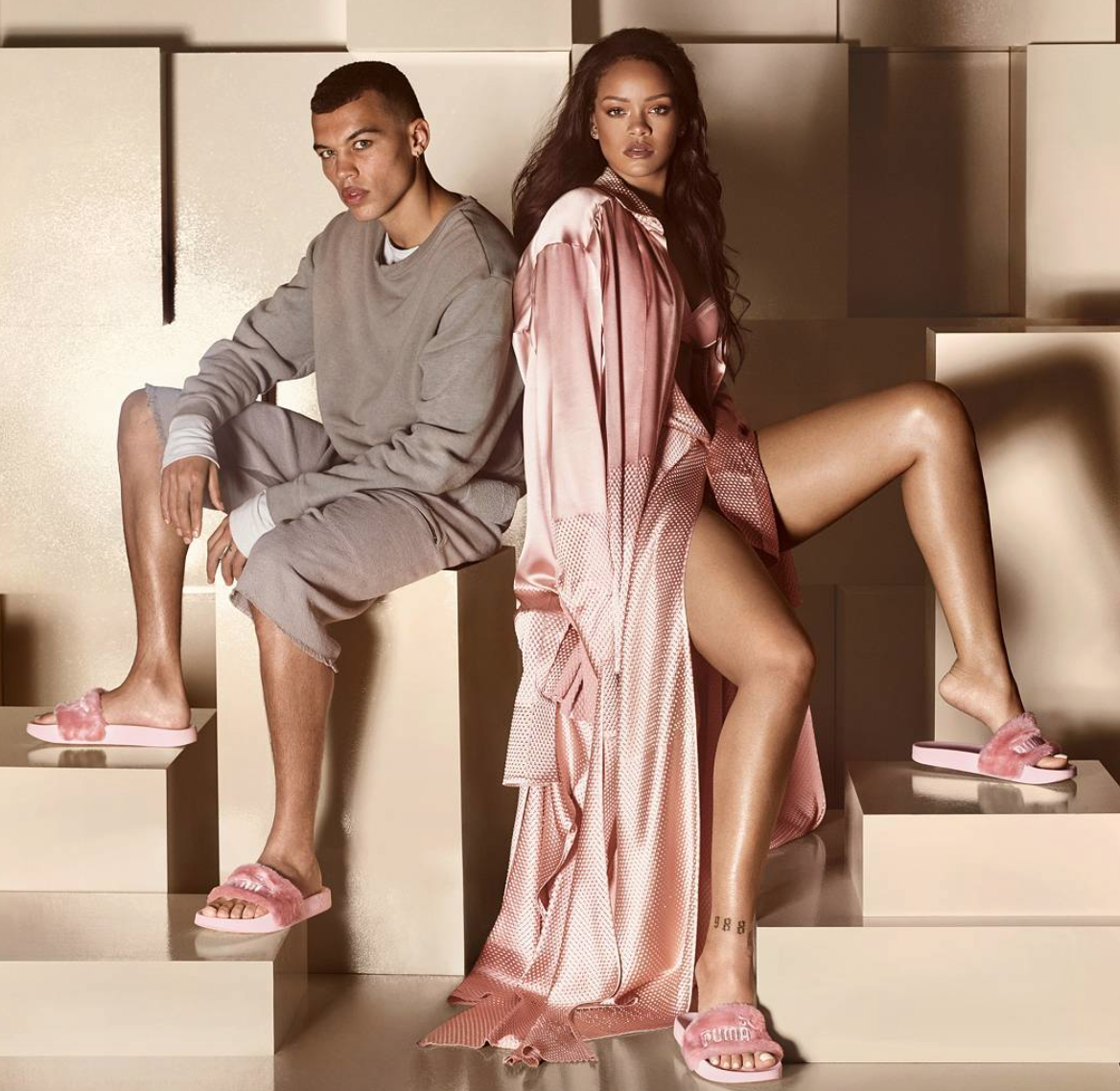 Rihanna luciendo sandalias Slides