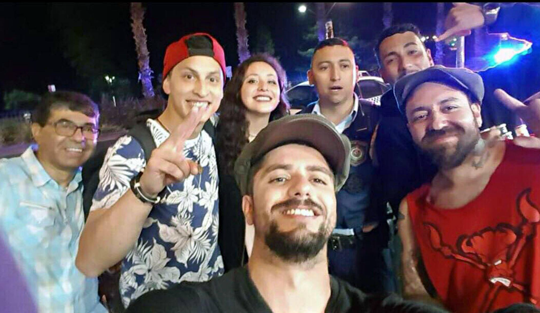 Esteban Améstica (con jockey rojo) junto al policía "chileno" | LUN