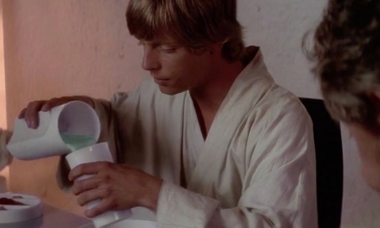 Luke tomando leche azul en "Star Wars: Episodio IV - Una nueva esperanza"