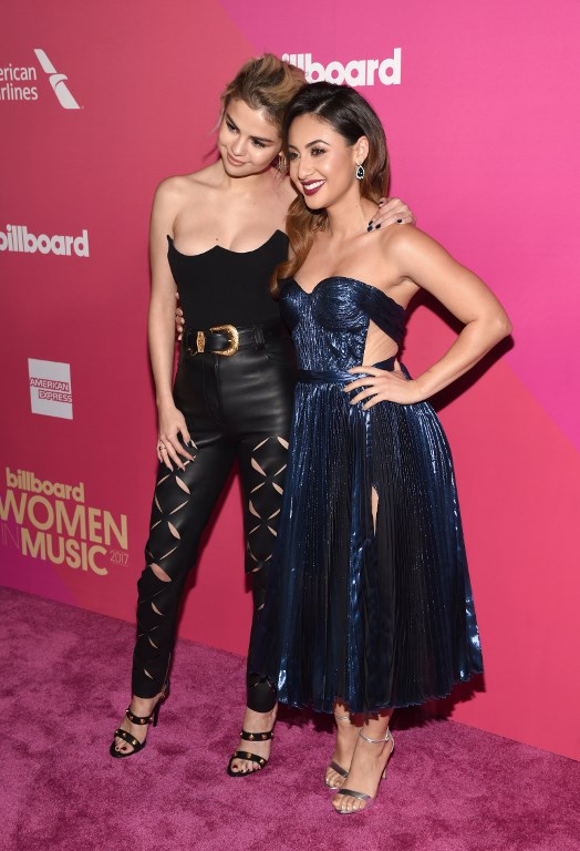 Selena Gomez y Francia Raísa | Michael Kovac | Getty Images for Billboard | AFP