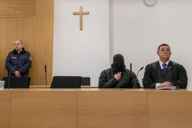 Exsacerdote tapa su cara durante juicio. Armin Weigel | Germany OUT | Agence France-Presse