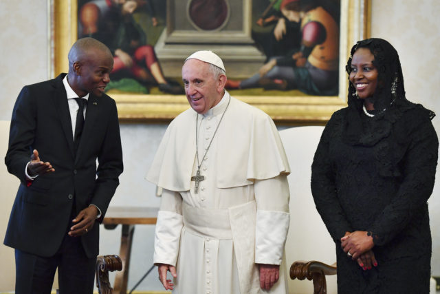 Moise y su esposa conocen al papa Francisco en el Vaticano. Alberto Pizzoli | Agence France-Presse