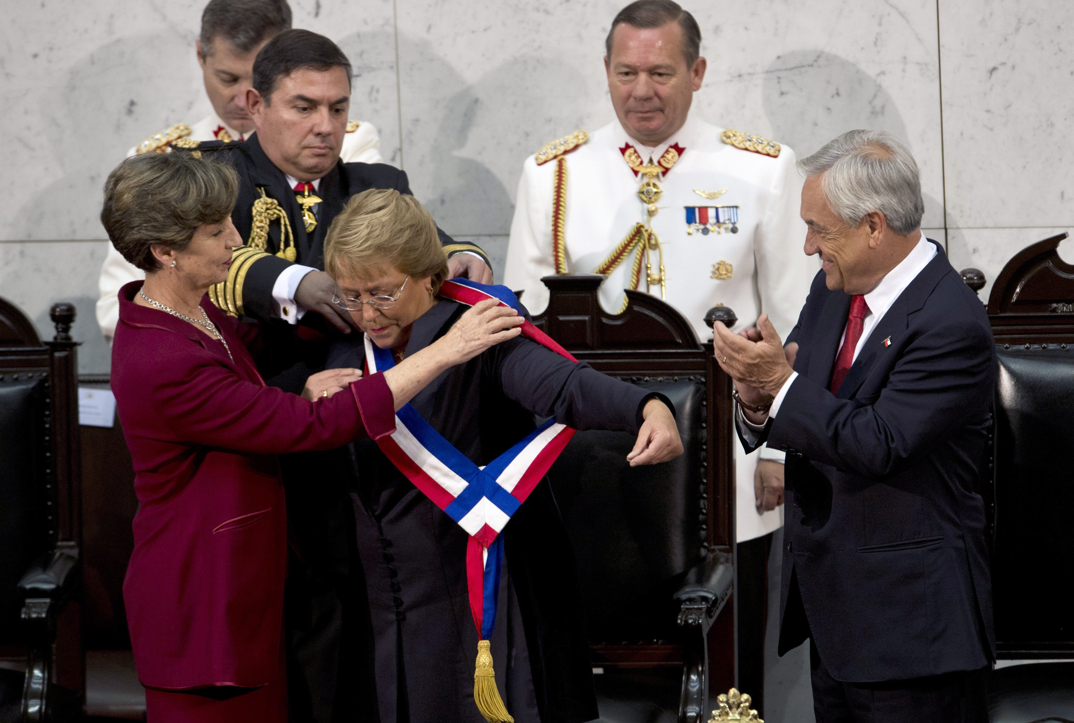 Bachelet recibe banda presidencial