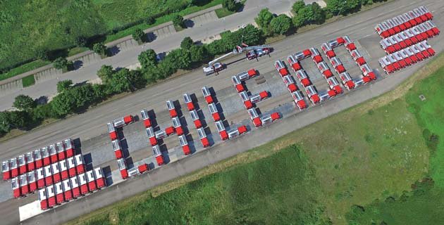 Carros recién adquiridos en Alemania, formando la frase "Chile 100" | Bomberos de Chile 