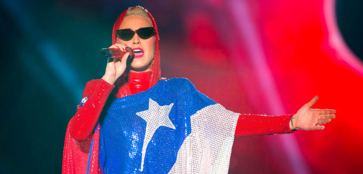La historia tras la túnica con la bandera chilena que lució Katy Perry en su concierto