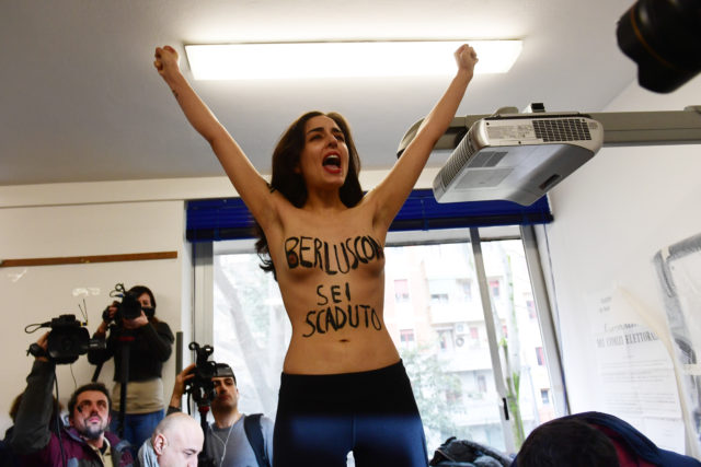 Mujer protesta en elecciones con la frase "Berlusconi, usted ha expirado"  | Agence France Presse