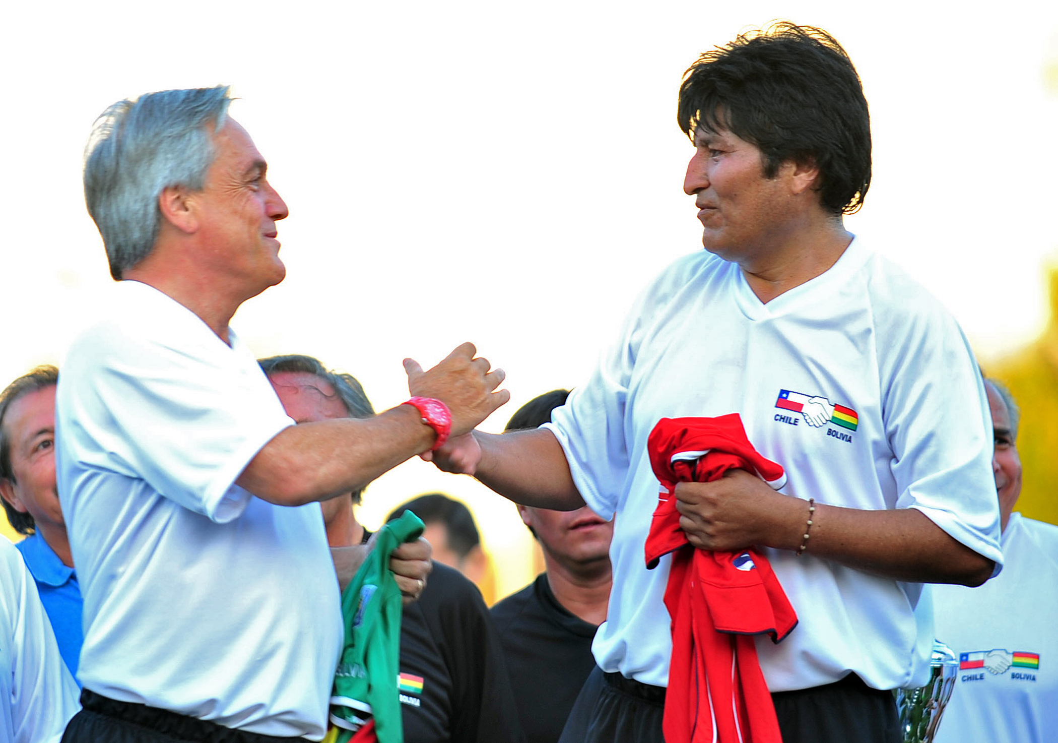Piñera y Morales jugando fútbol