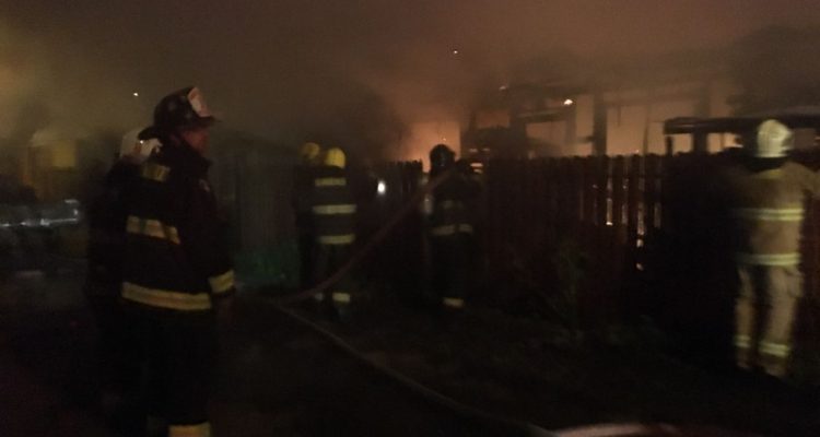 incendio-deja-dos-casas-afectadas-y-un-herido-en-sector-santa-rosa-de-temuco2-750x400.jpeg