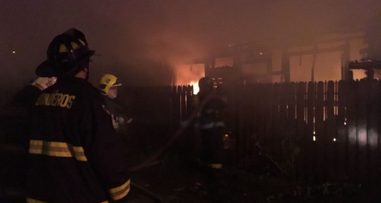 incendio-deja-dos-casas-afectadas-y-un-herido-en-sector-santa-rosa-de-temuco3-750x400.jpeg