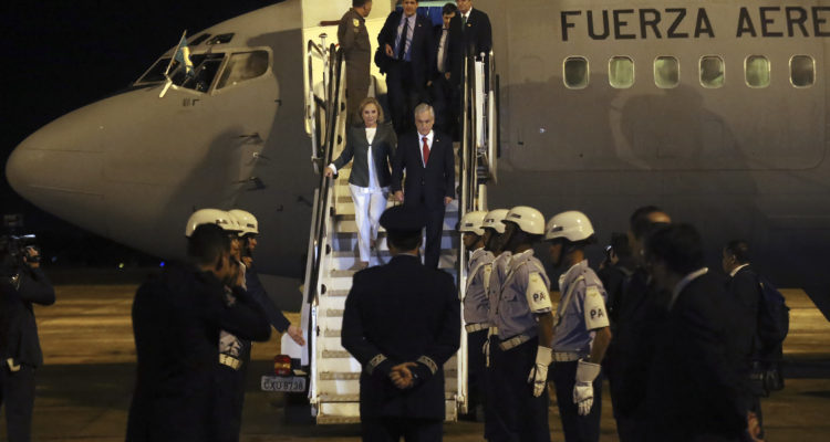 Piñera llega a la base aérea Brigadeiro Eduardo en compañía de su esposa Cecilia. Cristóbal Escobar | Agencia UNO