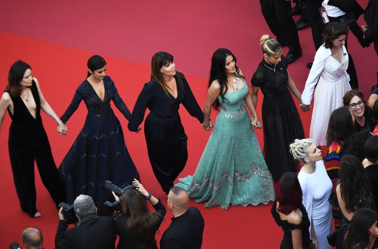 US-Mexican actress Salma Hayek Pinault (3rdR) and Algerian actress Sofia Boutella (2ndR) walk the red carpet in protest of the lack of female filmmakers honored throughout the history of the festival at the screening of "Girls Of The Sun (Les Filles Du Soleil)" during the 71st annual Cannes Film Festival at the Palais des Festivals on May 12, 2018 in Cannes, southeastern France.  Only 82 films in competition in the official selection have been directed by women since the inception of the Cannes Film Festival whereas 1,645 films in the past 71 years have been directed by men. / AFP PHOTO / Anne-Christine POUJOULAT