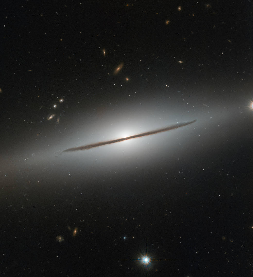 Galaxia espiral NGC 1032 (al centro) | NASA