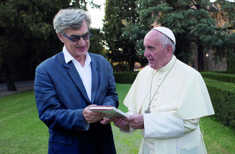 Wim Wenders y el Papa Francisco en “Papa Francisco: Un hombre de palabra”.