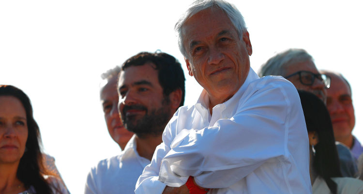 Piñera bromea y se