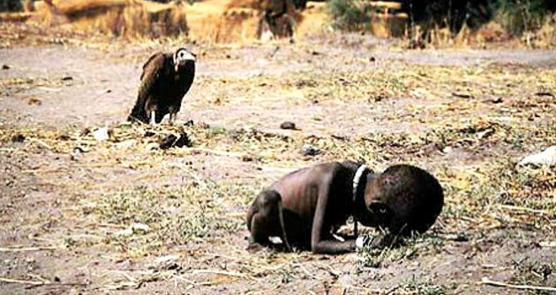 Fotografía de Kevin Carter tomada en Sudán (1993)