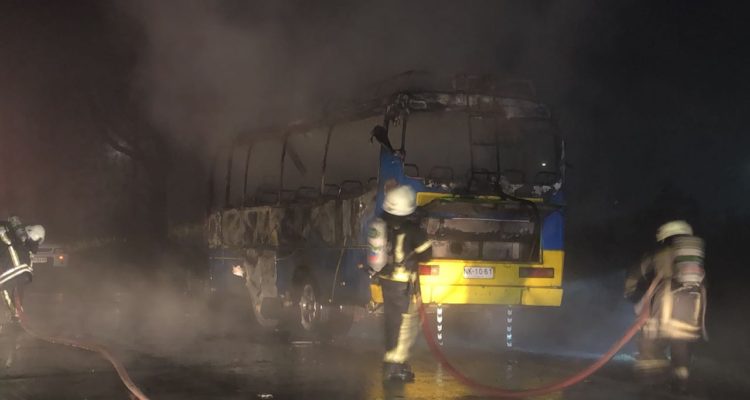 un-herido-deja-incendio-de-bus-con-trabajadores-de-pesquera-en-puerto-montt-750x400.jpeg