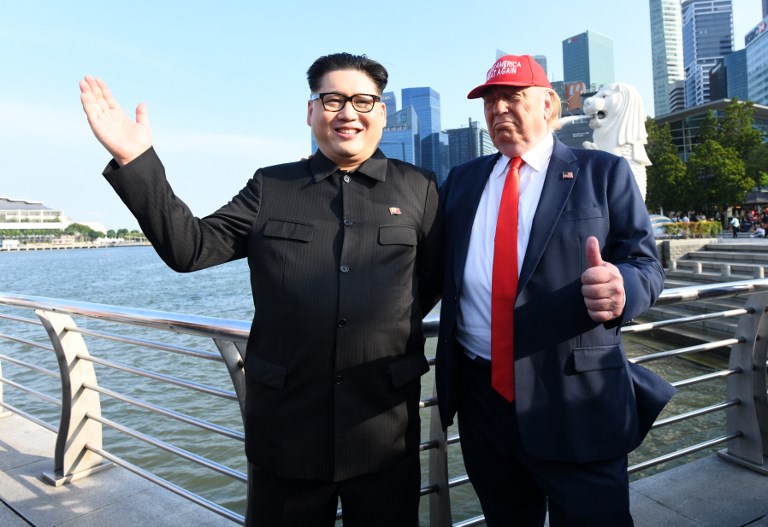 Imitador de Kim Jong Un junto a imitador de Trump | Roslan Rahman | Agence France Presse