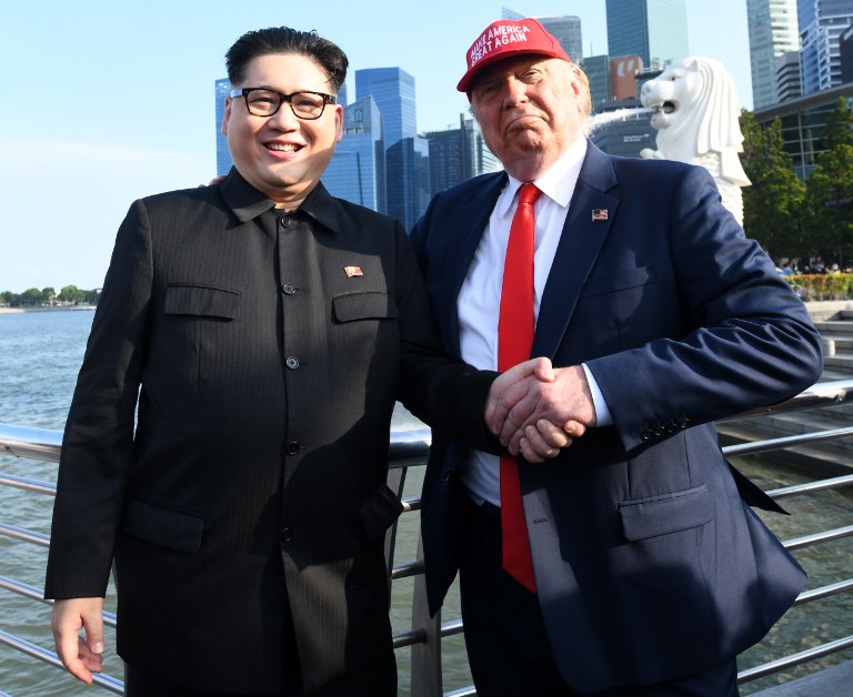 Imitador de Kim Jong Un junto a imitador de Trump | Roslan Rahman | Agence France Presse