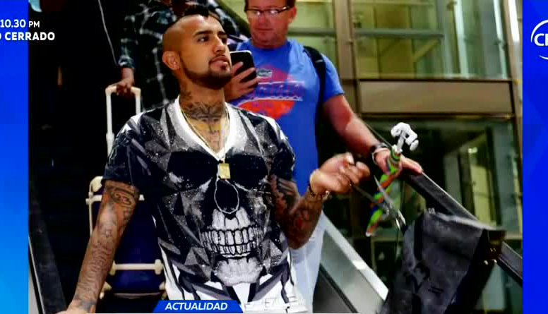 Arturo Vidal luciendo una cartera masculina | CHV