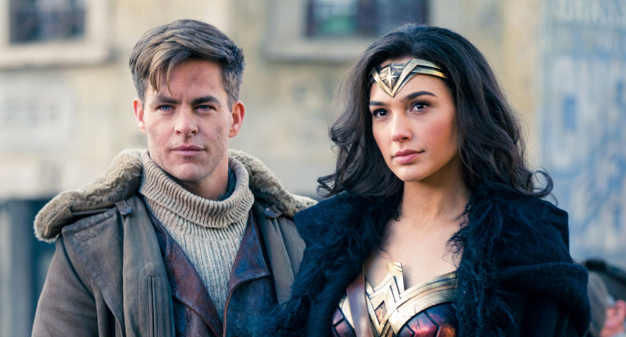 Mujer Maravilla (derecha) y Steve Trevor (izquierda)