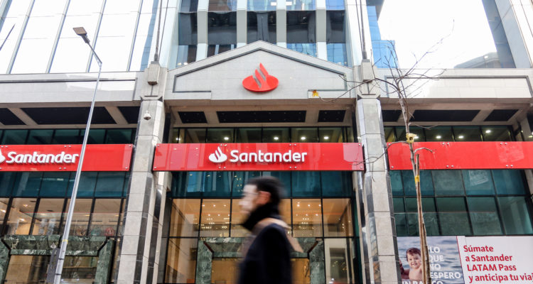 26 de JULIO de 2018 / SANTIAGO
Fachada del Banco Santander ubicado en Bombero Ossa.
El día de ayer, 12 entidades bancarias fueron atacadas por un grupo de hackers, quienes filtraron datos de 14 mil tarjetas.
FOTO: HANS SCOTT / AGENCIAUNO