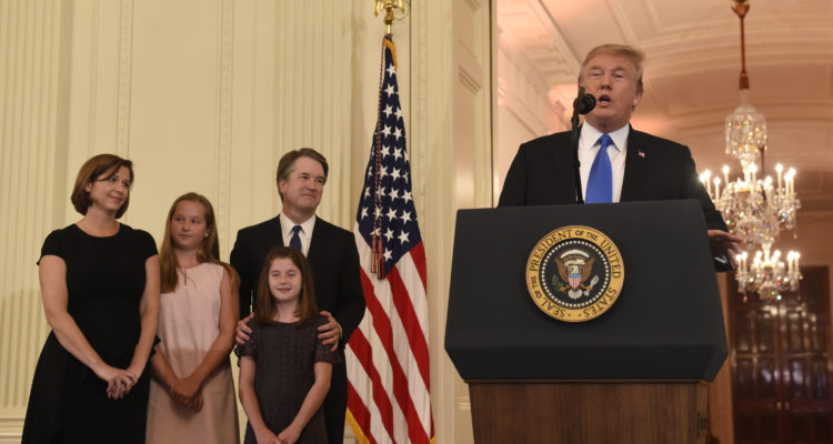 US President Donald Trump (R) announces US Judge Brett Kavanaugh (C) as his nominee to the Supreme Court in the East Room of the White House on July 9, 2018 in Washington, DC.  / AFP PHOTO / SAUL LOEB