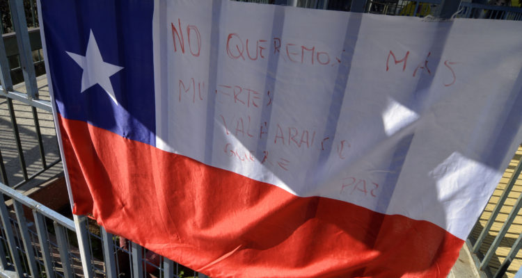 "No queremos más muertes en Valparaíso, queremos paz", se lee en una bandera afuera del hospital Carlos van Buren después del fallecimiento del funcionario municipal Eduardo Lara | Agencia UNO