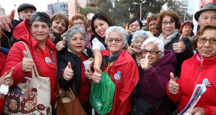 Alcaldesa Karen Rojo junto a usuarias | Municipalidad de Antofagasta