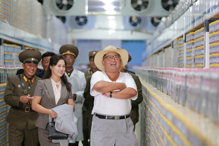 Kim Jong Un en fábrica de alimentos en Hwanghae del Sur | KCNA vía KNS | AFP