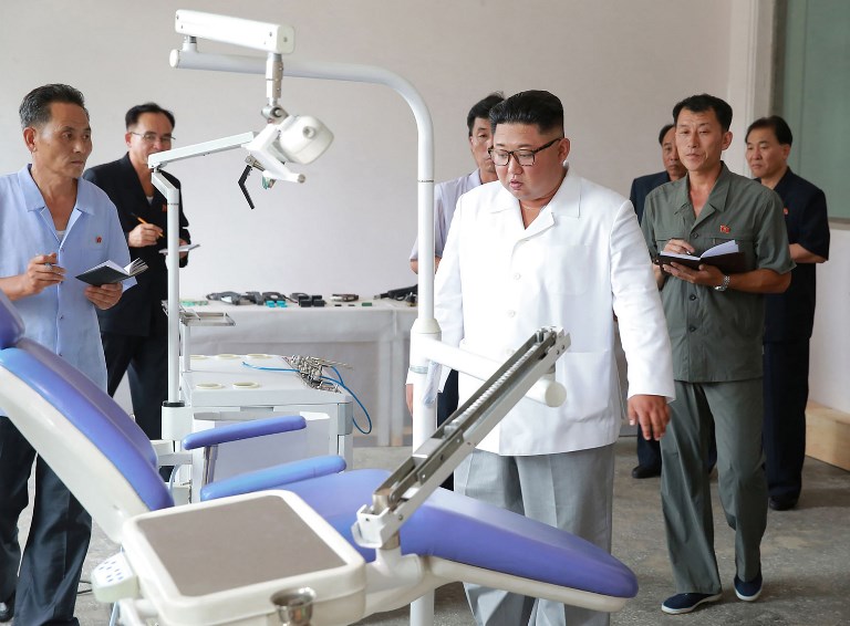 Kim Jong Un en fábrica de insumos médicos en Myohyangsan | KCNA vía KNS | AFP