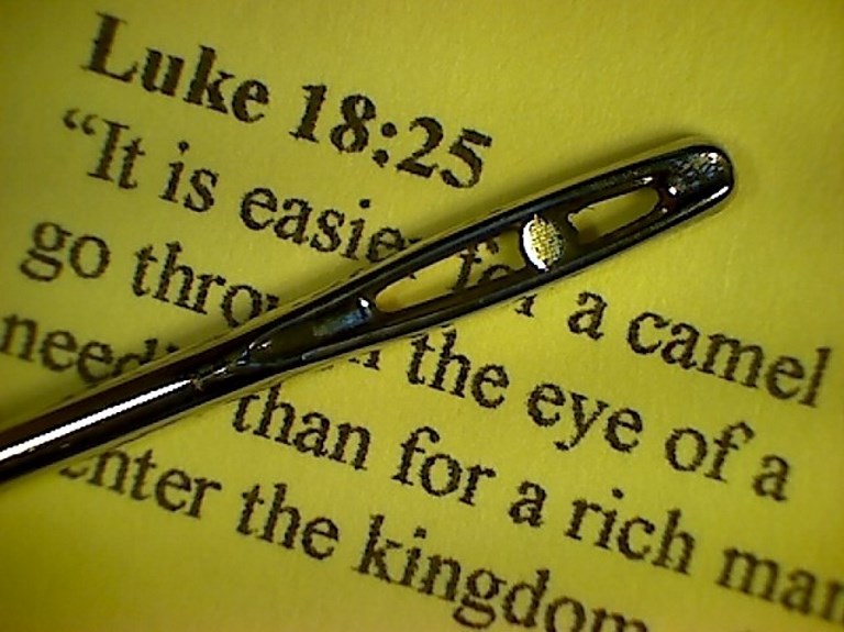 Versículo de la biblia en una gota de oro en el ojo de una aguja | Graham Short | AFP
