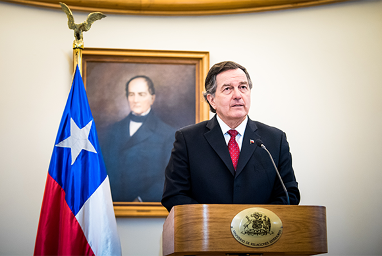 Roberto Ampuero | Twitter Ministerio de Relaciones Exteriores de Chile